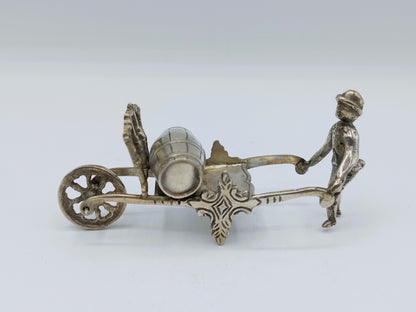 Zilveren miniatuur, man met kruiwagen, J. Postmus, Hoorn, 1908