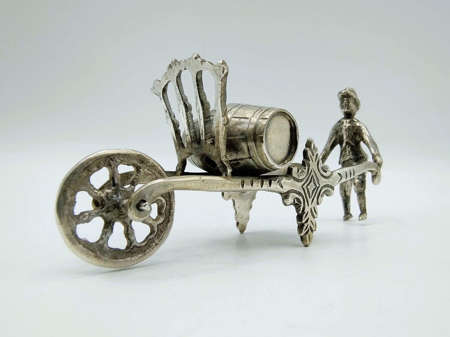 Zilveren miniatuur, man met kruiwagen, J. Postmus, Hoorn, 1908