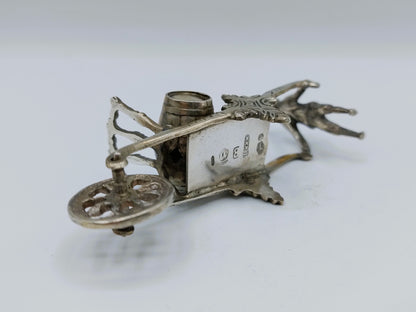 Zilveren miniatuur, man met kruiwagen, J. Postmus, Hoorn, 1908
