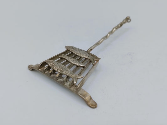 Zilveren miniatuur treeft met 3 vissen, 19e eeuws
