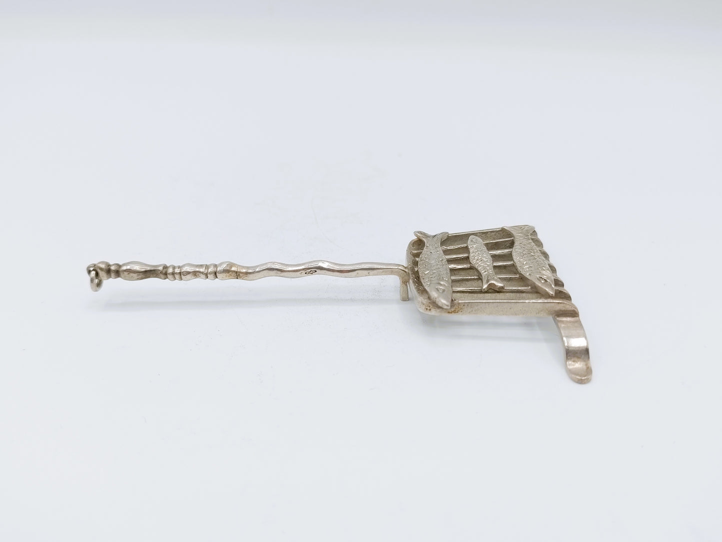 Zilveren miniatuur treeft met 3 vissen, 19e eeuws