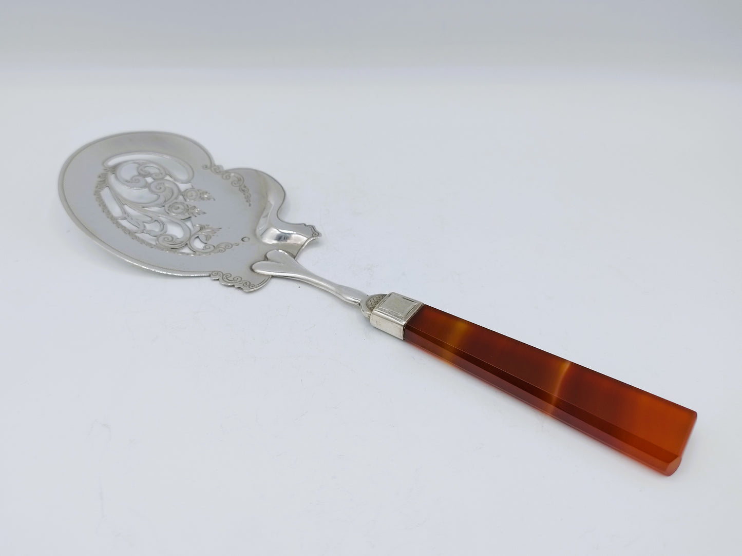 Zilveren natfruitschep met carneolen heft, Sneek, 1880