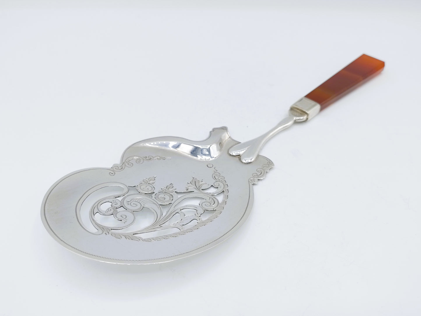 Zilveren natfruitschep met carneolen heft, Sneek, 1880