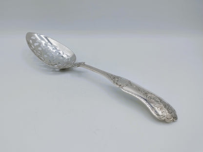 Zilveren natfruitschep met gegraveerde bolle lepel en versierde steel