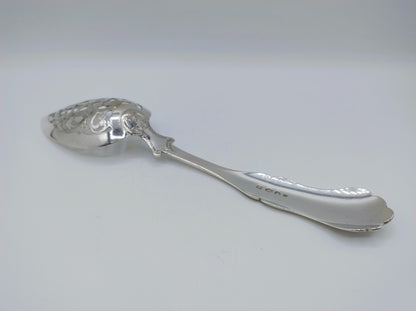 Zilveren natfruitschep met gedecoreerde steeluiteinde en ovale lepelschaal