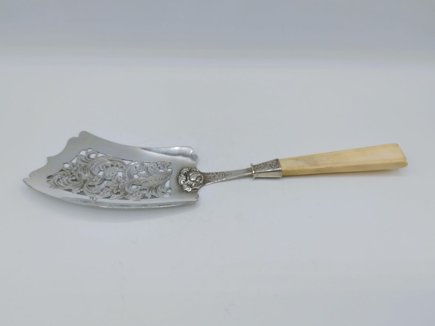 Zilveren pasteischep met benen heft, J, Mulder, Amsterdam, 1846