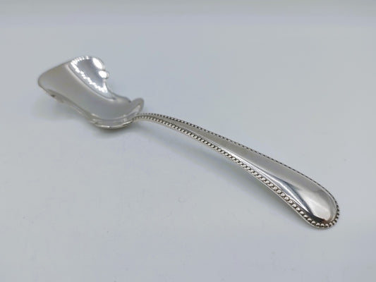 Zilveren theeschep met lang geribbeld handvat en gegraveerd ornament aan de kop