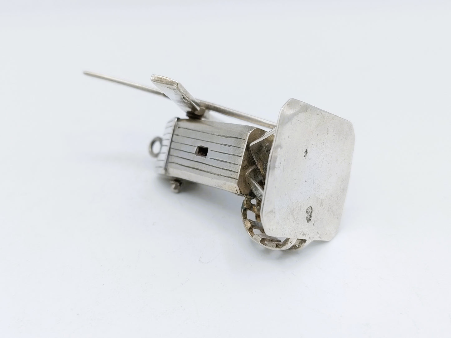 Zilveren miniatuur windmolen met close-up van zijmechaniek.
