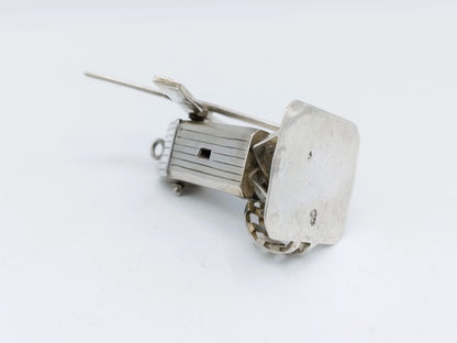Zilveren miniatuur windmolen met close-up van zijmechaniek.