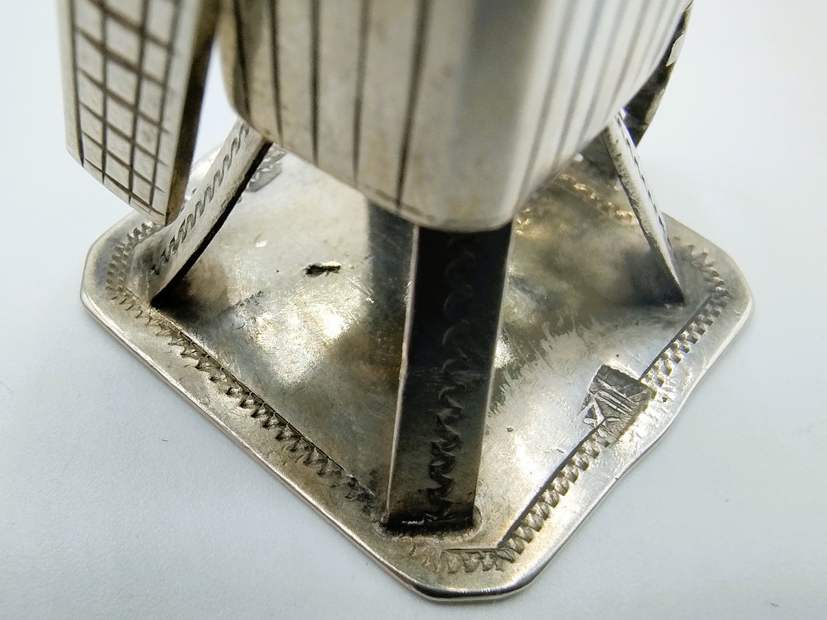 Zilveren miniatuur windmolenbasis met gegraveerde rand en centrale paal.