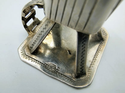 Zilveren miniatuur windmolenbasis met geprofileerde randen en siergravure.