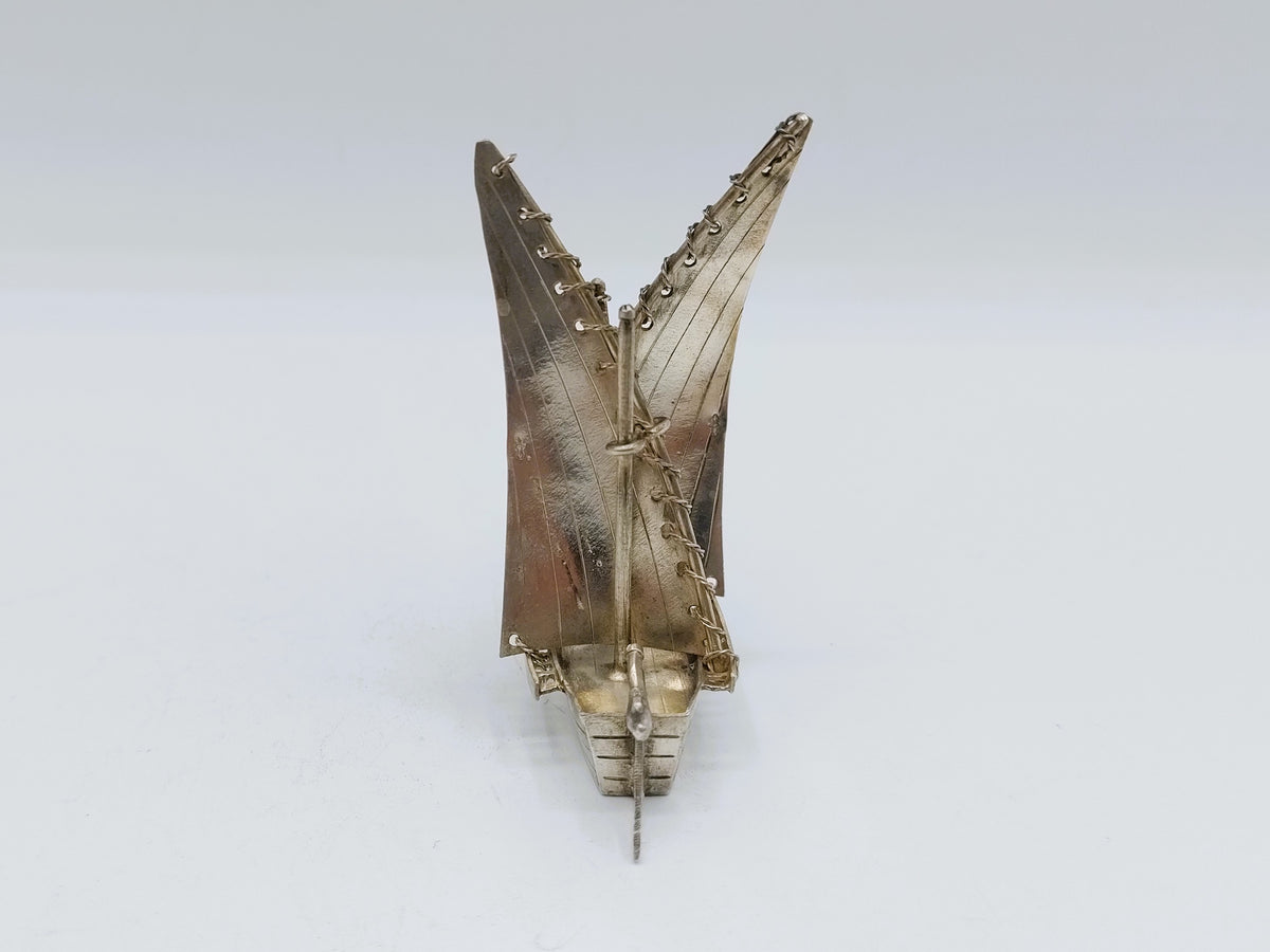 Miniatuurzeilschip met twee opstaande zeilen en masten, achteraanzicht