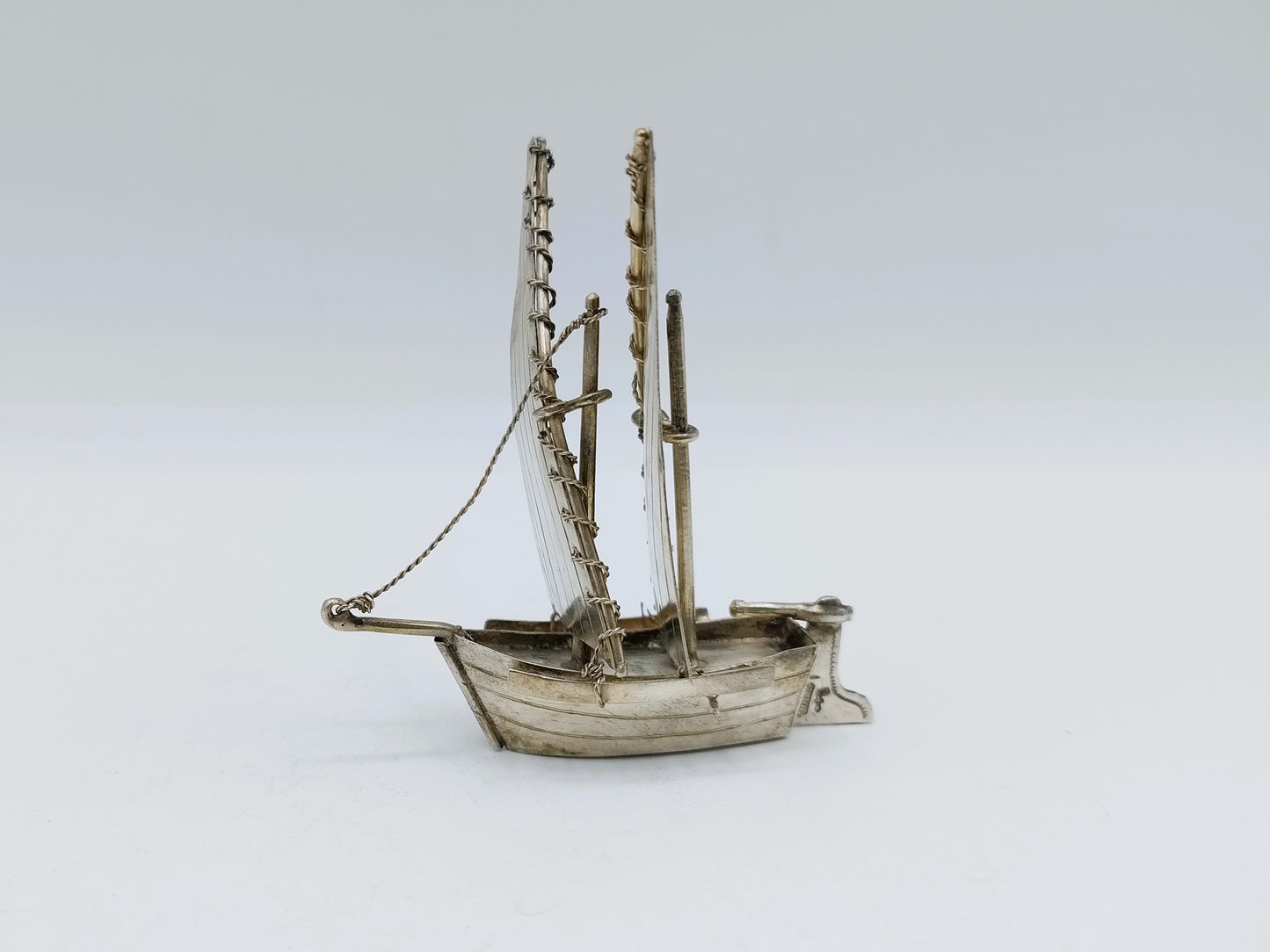 Miniatuurzeilschip met ronde romp en takelkoorden, zijaanzicht