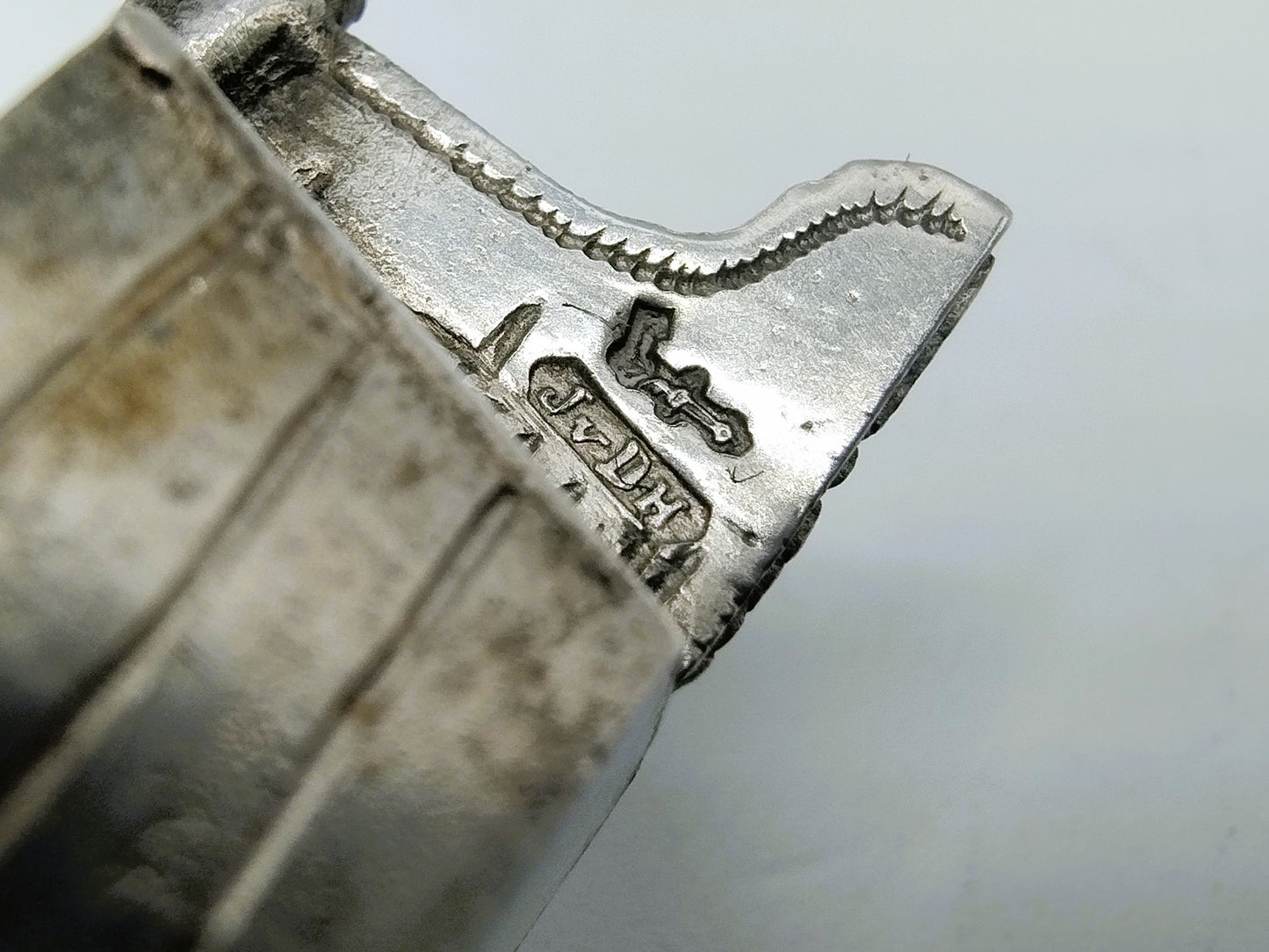 Gegraveerd zilveren scheepsdetail met gestempelde tekens, close-up