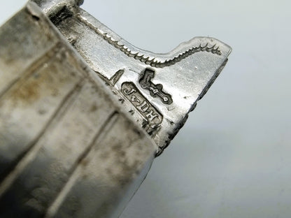 Gegraveerd zilveren scheepsdetail met gestempelde tekens, close-up