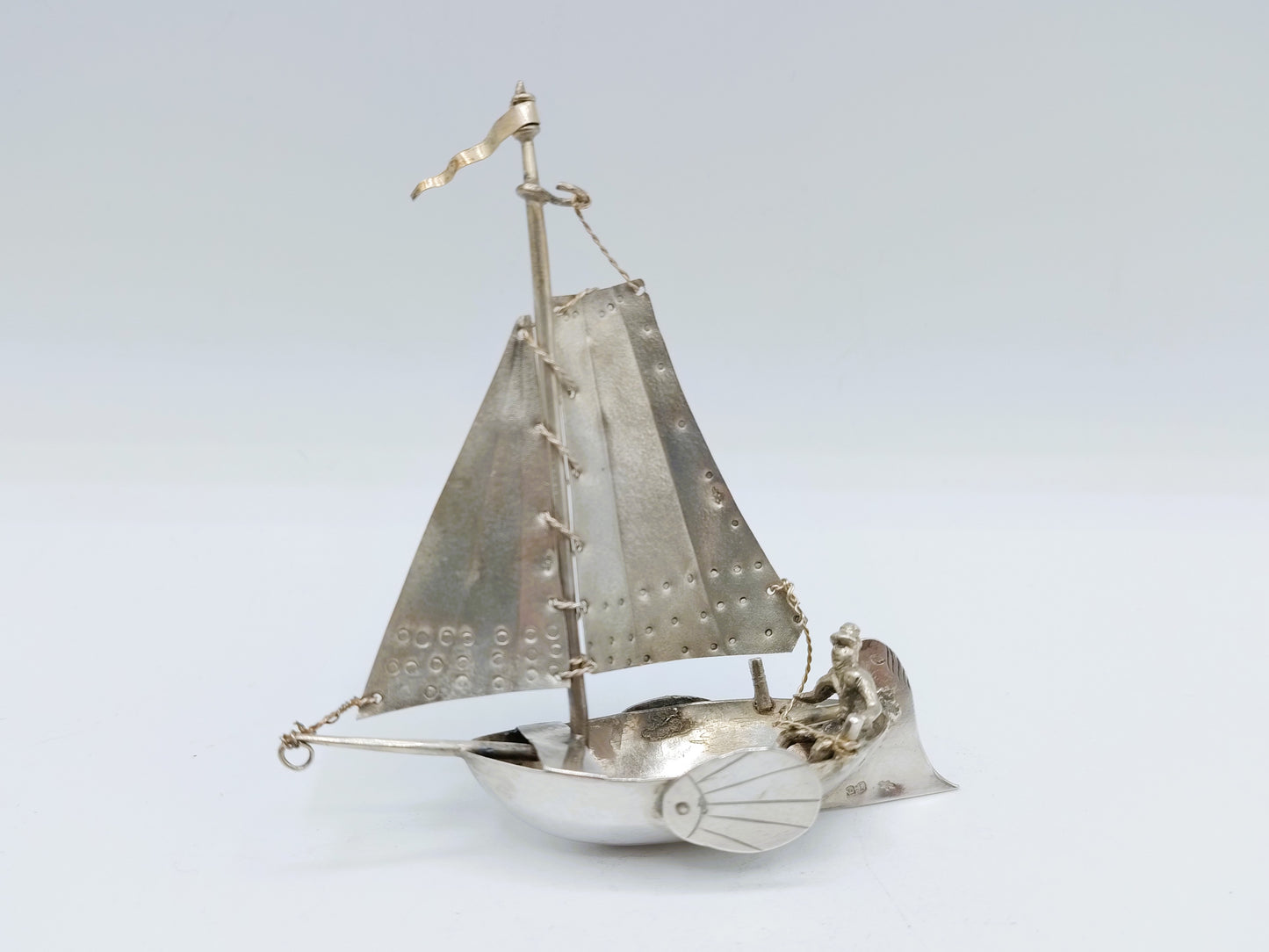 Zilveren miniatuur botter met stuurman, P.A. van der Beek, ca. 1870