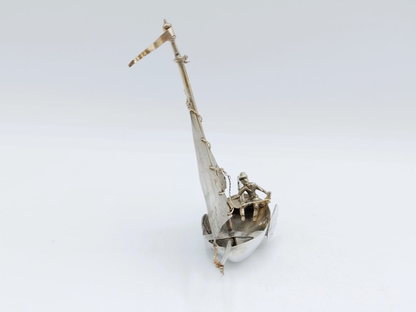 Zilveren miniatuur botter met stuurman, P.A. van der Beek, ca. 1870