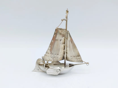 Zilveren miniatuur botter met stuurman, P.A. van der Beek, ca. 1870