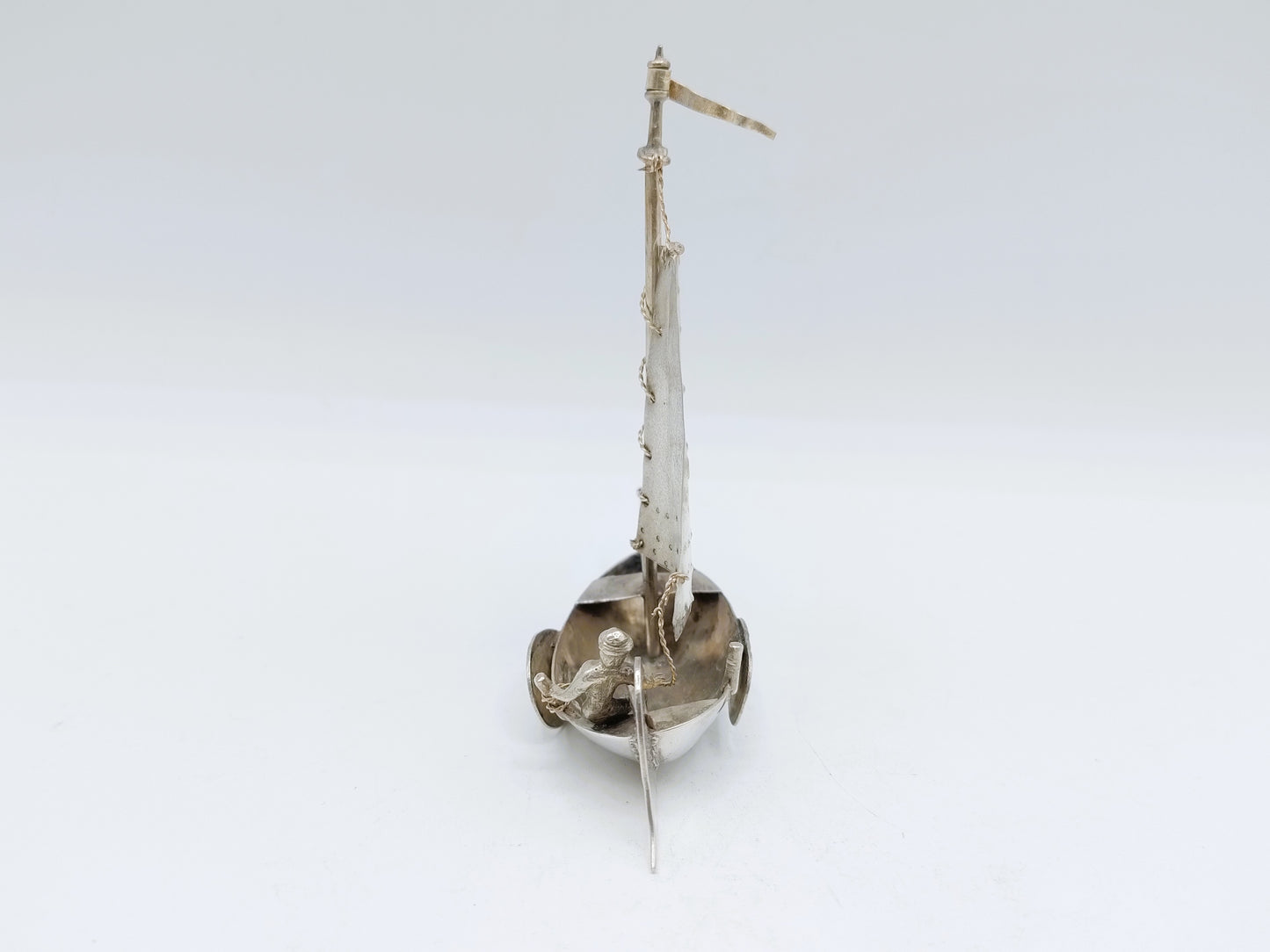 Zilveren miniatuur botter met stuurman, P.A. van der Beek, ca. 1870
