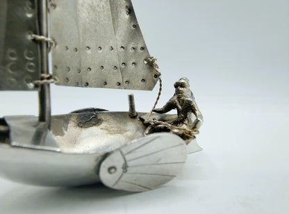 Zilveren miniatuur botter met stuurman, P.A. van der Beek, ca. 1870