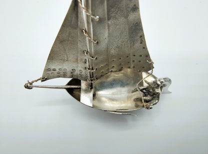 Zilveren miniatuur botter met stuurman, P.A. van der Beek, ca. 1870