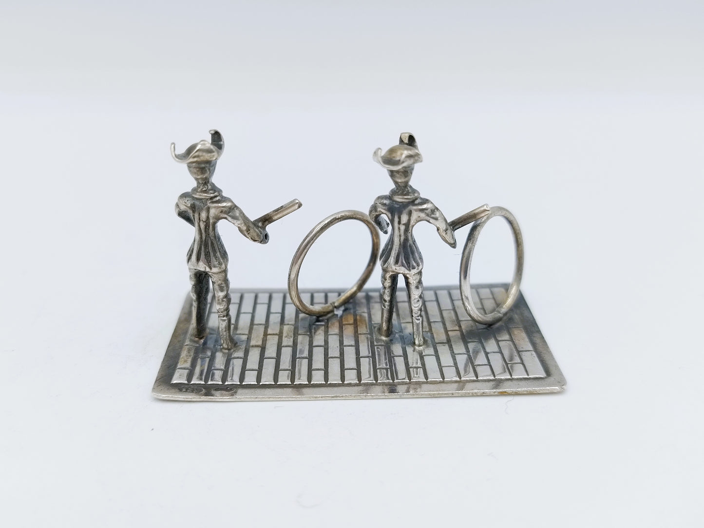 Zilveren miniatuur twee kinderen met hoepel, J.P. Niekerk, Schoonhoven, ca. 1975
