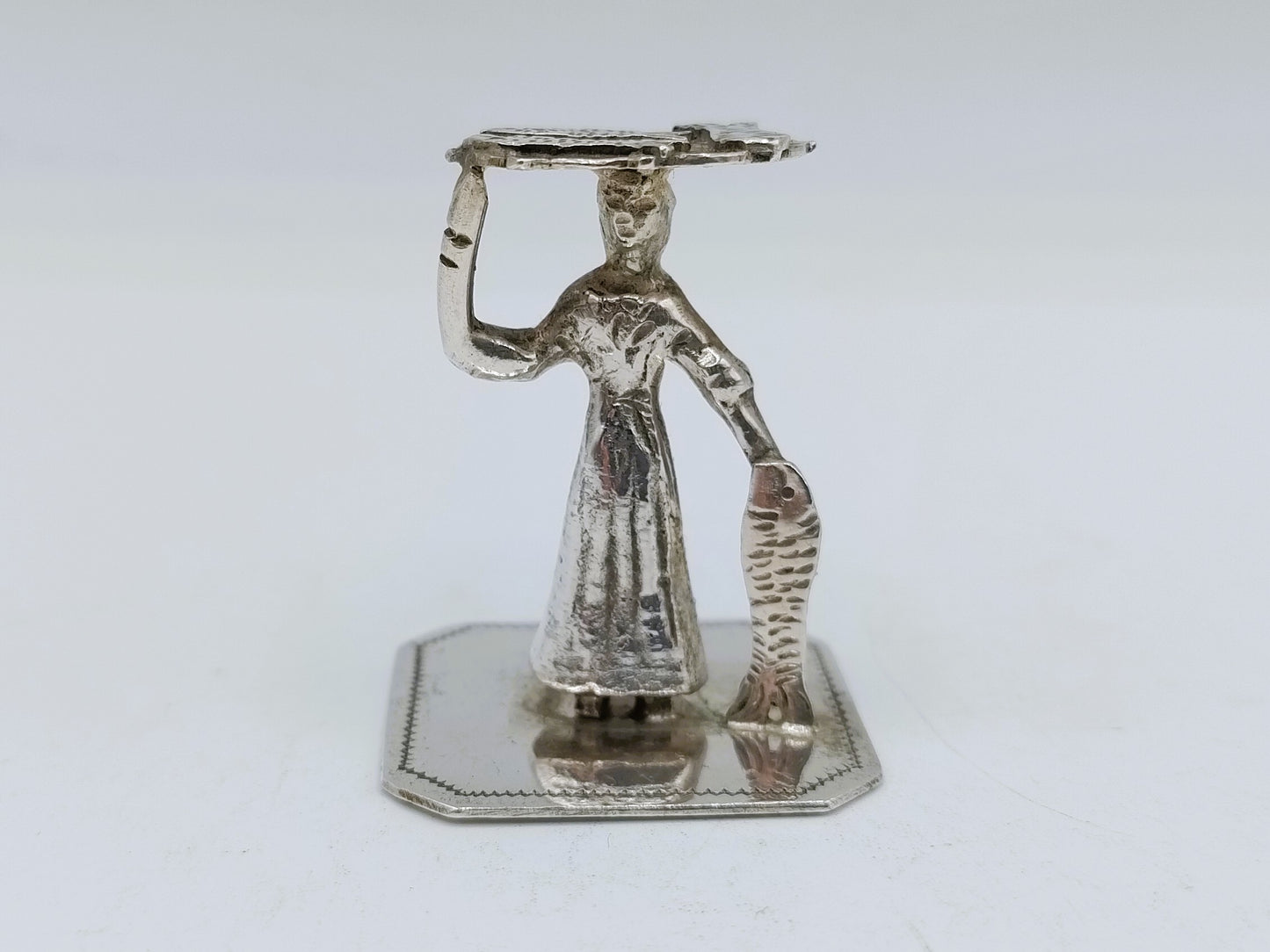 Zilveren miniatuur visverkoopster, J. Postmus, Amsterdam, ca. 1910