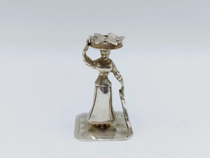 Zilveren miniatuur visverkoopster, J. Zwanenburg, Sneek, ca. 1920
