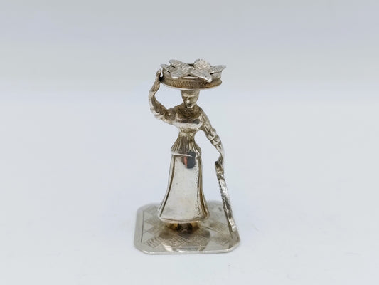 Zilveren miniatuur visverkoopster, J. Zwanenburg, Sneek, ca. 1920