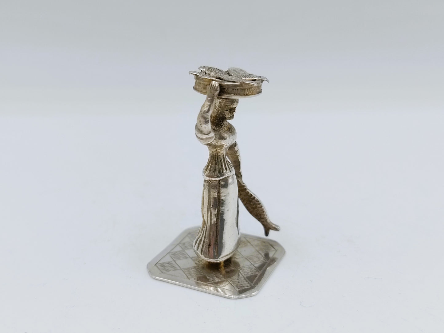 Zilveren miniatuur visverkoopster, J. Zwanenburg, Sneek, ca. 1920