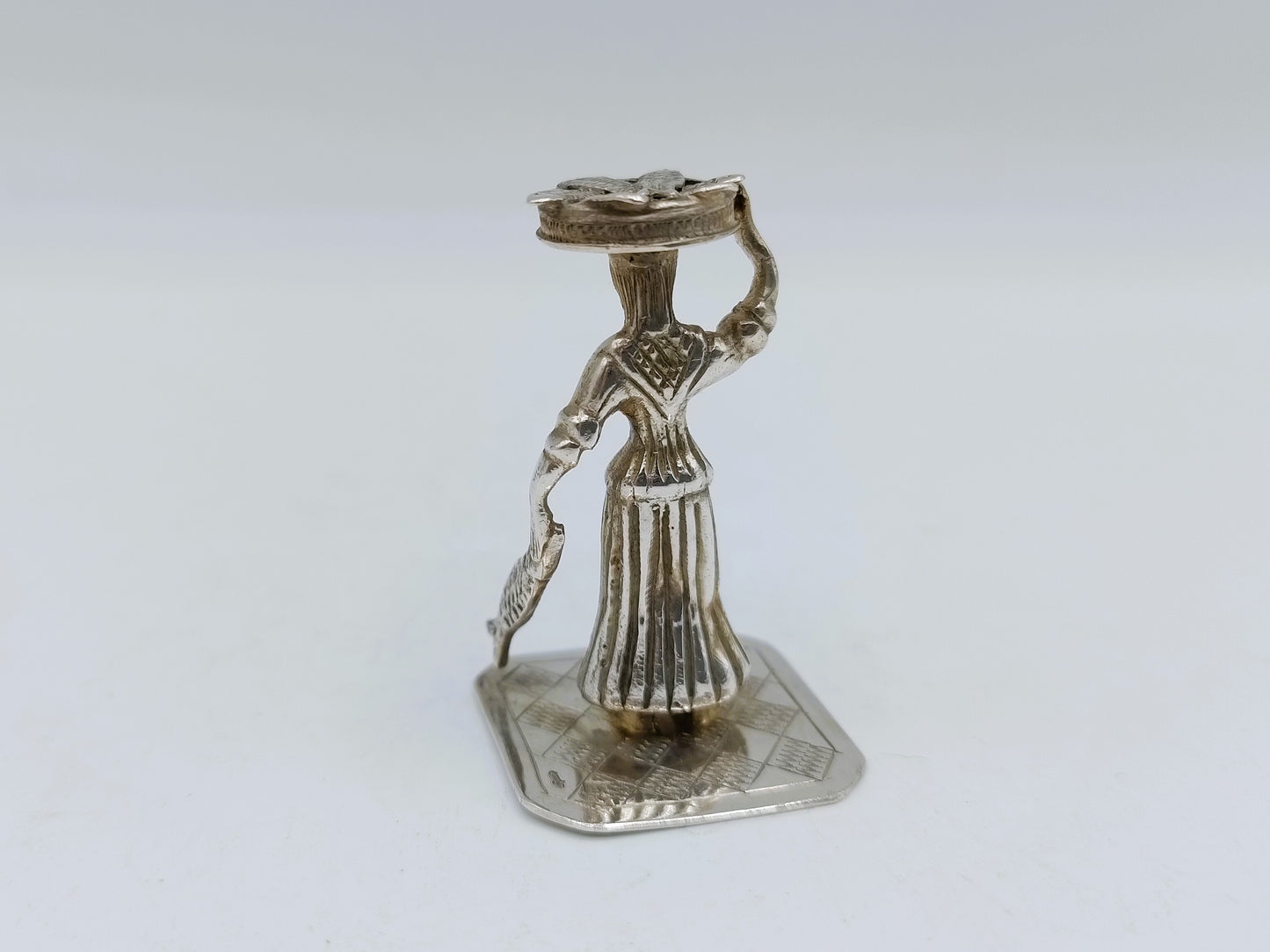 Zilveren miniatuur visverkoopster, J. Zwanenburg, Sneek, ca. 1920