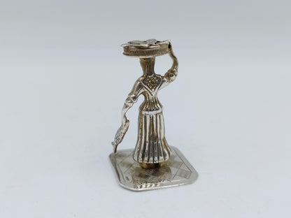 Zilveren miniatuur visverkoopster, J. Zwanenburg, Sneek, ca. 1920