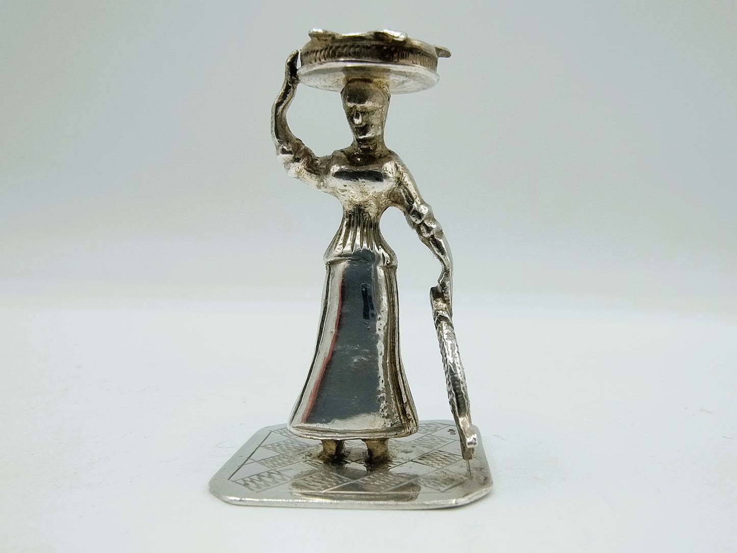 Zilveren miniatuur visverkoopster, J. Zwanenburg, Sneek, ca. 1920