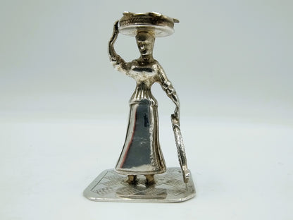 Zilveren miniatuur visverkoopster, J. Zwanenburg, Sneek, ca. 1920