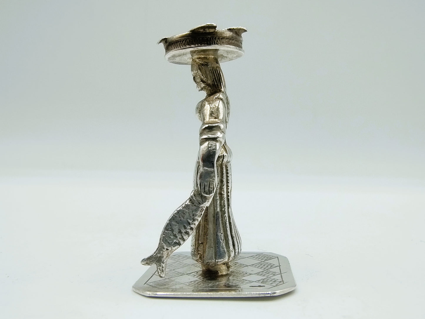 Zilveren miniatuur visverkoopster, J. Zwanenburg, Sneek, ca. 1920