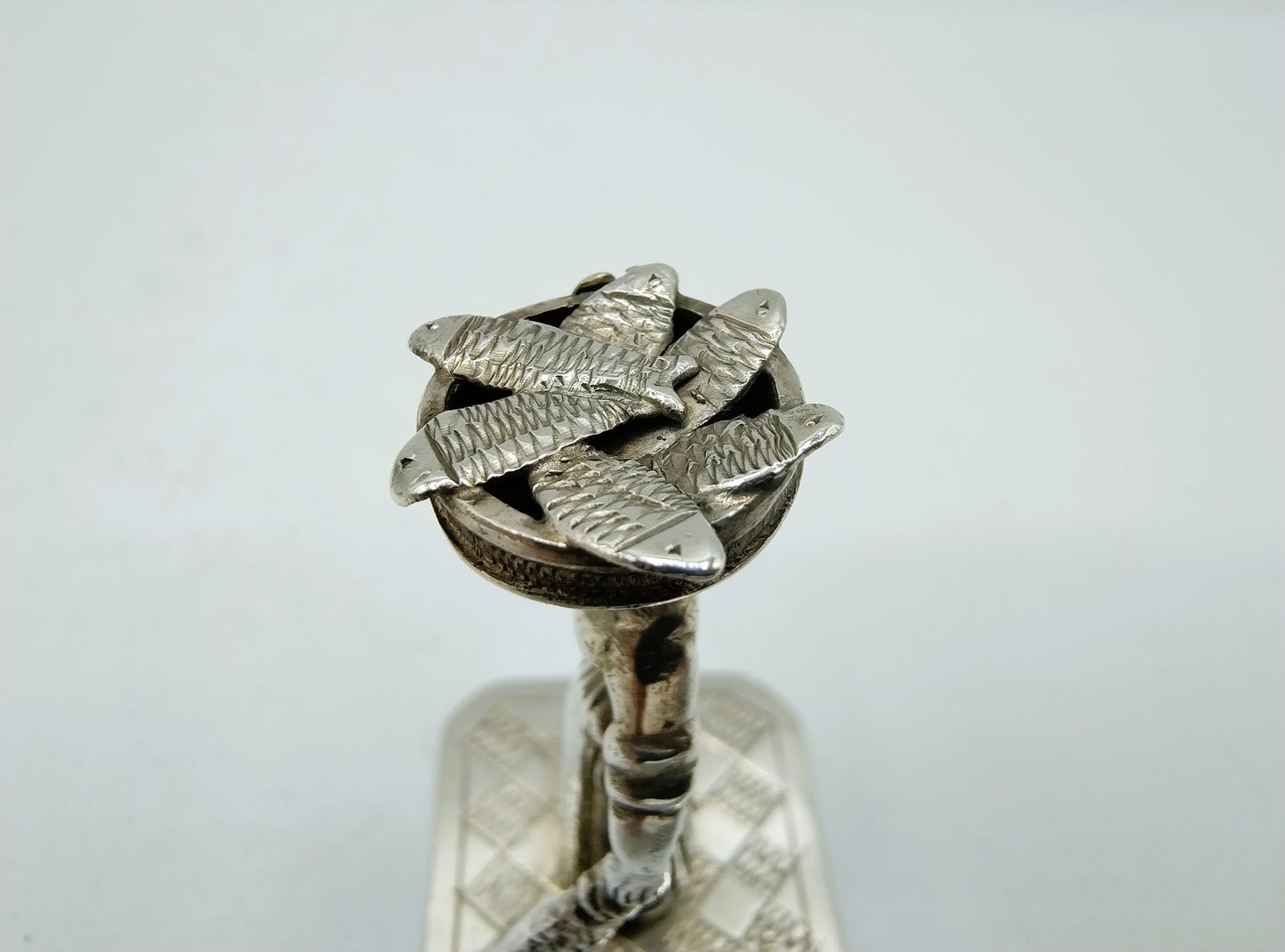 Zilveren miniatuur visverkoopster, J. Zwanenburg, Sneek, ca. 1920