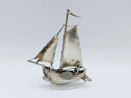 Zilveren miniatuur botter met stuurman, J. van Dijk, Hoorn ca. 1915