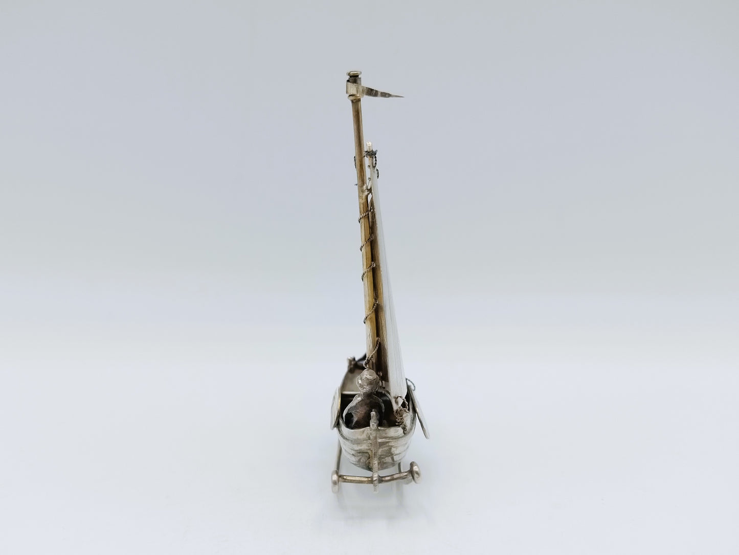 Zilveren miniatuur botter met stuurman, J. van Dijk, Hoorn ca. 1915