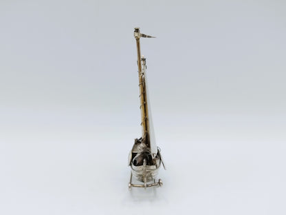 Zilveren miniatuur botter met stuurman, J. van Dijk, Hoorn ca. 1915
