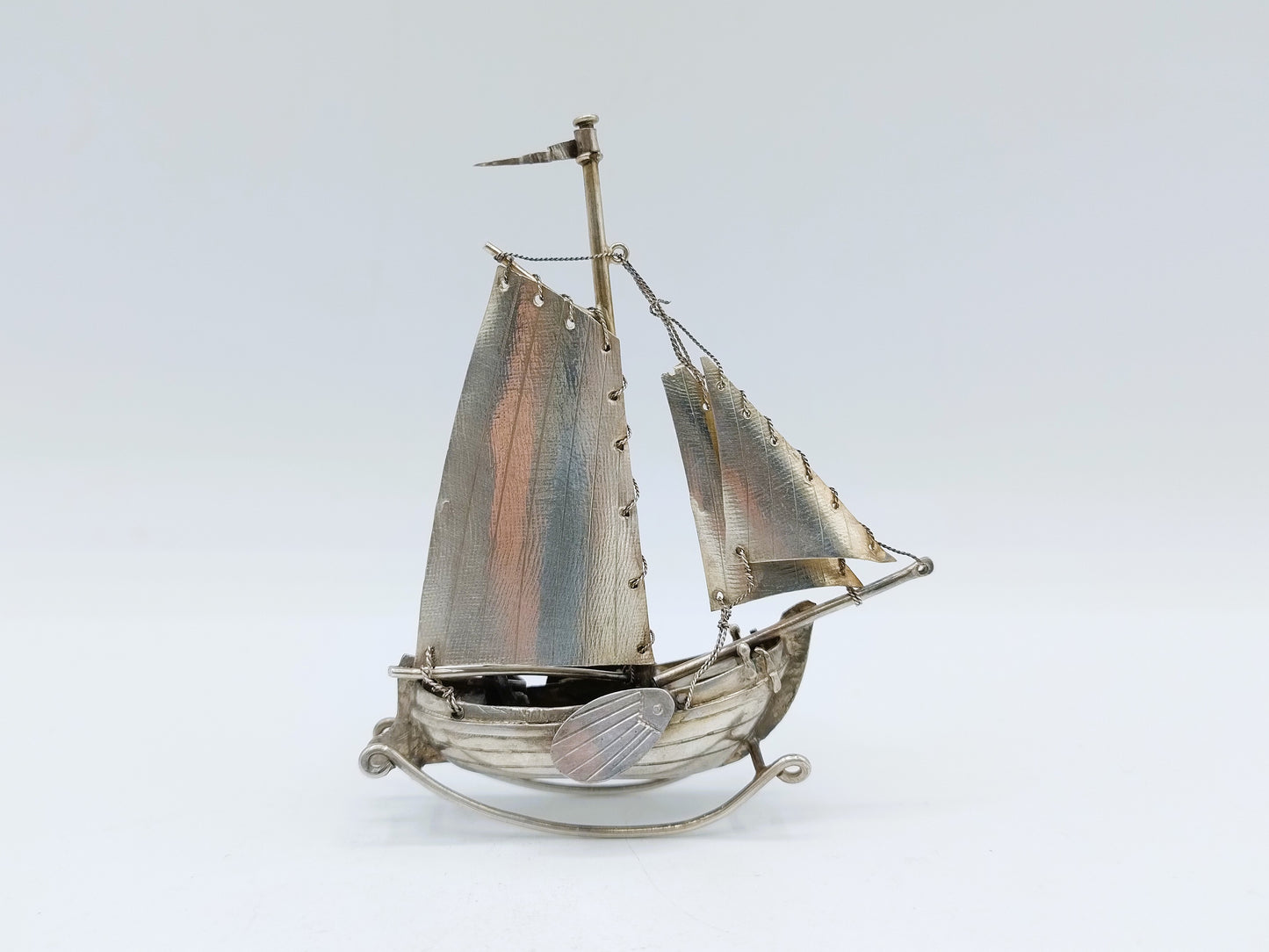 Zilveren miniatuur botter met stuurman, J. van Dijk, Hoorn ca. 1915