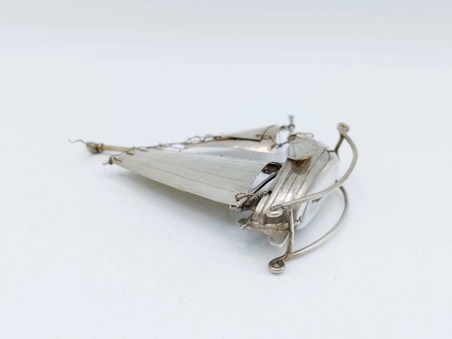 Zilveren miniatuur botter met stuurman, J. van Dijk, Hoorn ca. 1915