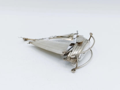 Zilveren miniatuur botter met stuurman, J. van Dijk, Hoorn ca. 1915