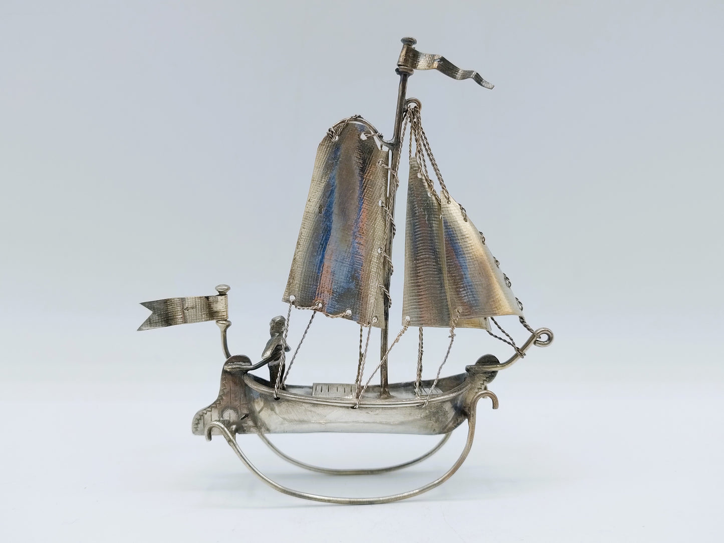 Zilveren miniatuur zeilschip met stuurman, J. Postmus, Hoorn,  ca. 1920