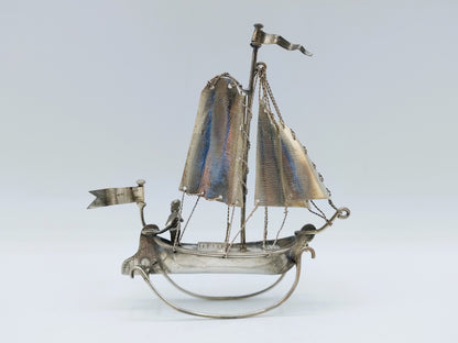 Zilveren miniatuur zeilschip met stuurman, J. Postmus, Hoorn,  ca. 1920