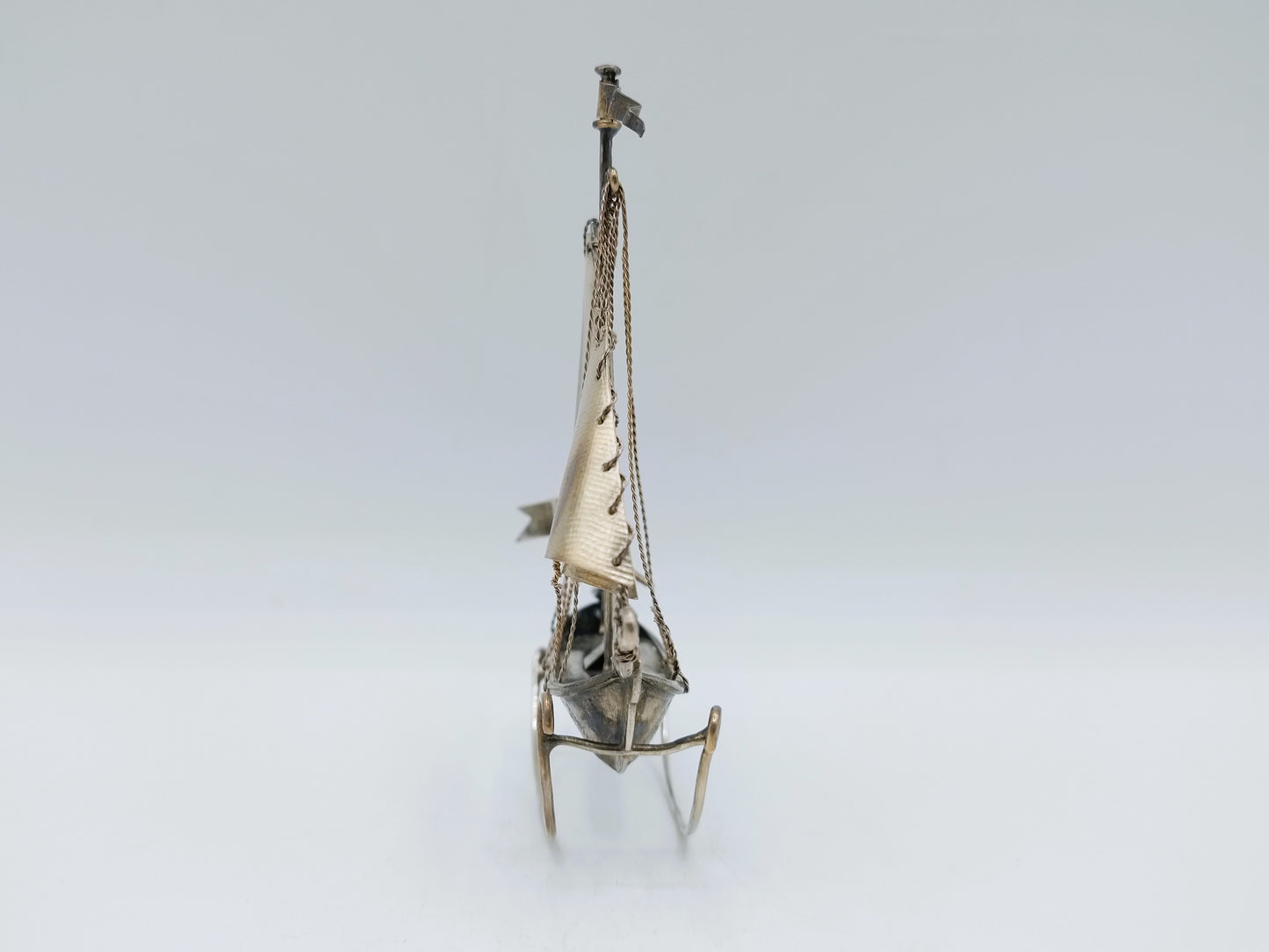 Zilveren miniatuur zeilschip met stuurman, J. Postmus, Hoorn,  ca. 1920