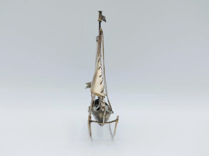 Zilveren miniatuur zeilschip met stuurman, J. Postmus, Hoorn,  ca. 1920