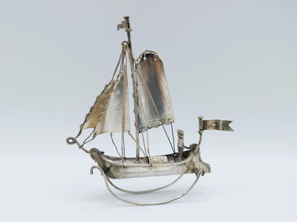 Zilveren miniatuur zeilschip met stuurman, J. Postmus, Hoorn,  ca. 1920