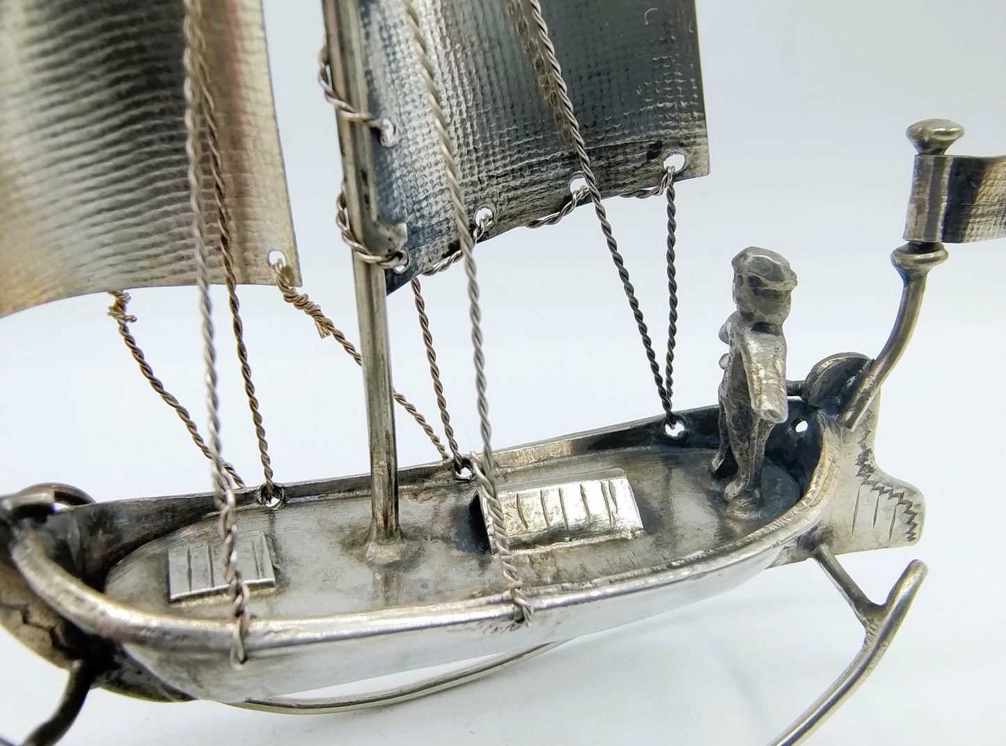 Zilveren miniatuur zeilschip met stuurman, J. Postmus, Hoorn,  ca. 1920