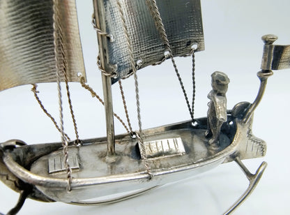 Zilveren miniatuur zeilschip met stuurman, J. Postmus, Hoorn,  ca. 1920