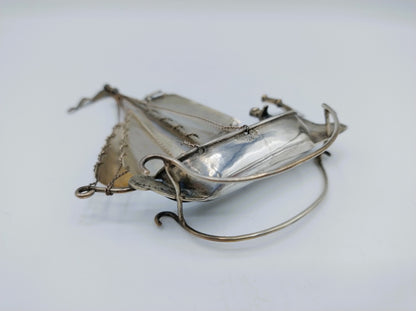 Zilveren miniatuur zeilschip met stuurman, J. Postmus, Hoorn,  ca. 1920